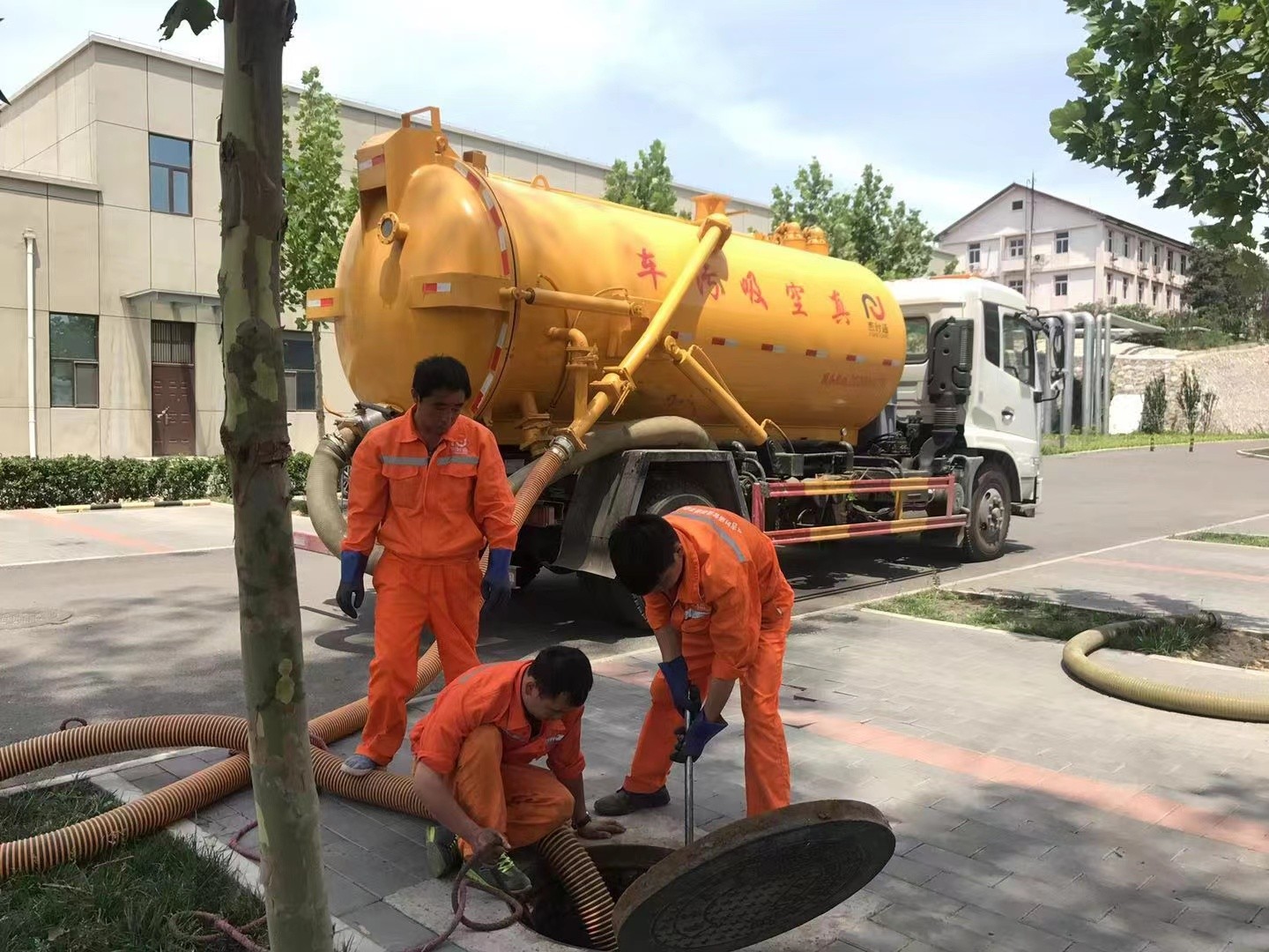 呈贡化粪池清理与5-8吨吸粪车施工效率分析